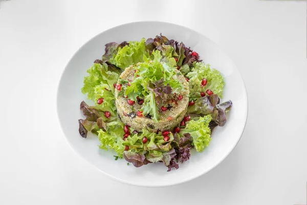 Salade Quinoa Asiatique Aux Graines Feuilles Grenade Servie Dans Plat — Photo
