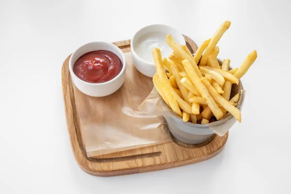 Frites Ketchup Aux Tomates Trempette Mayonnaise Servie Dans Panier Isolé — Photo