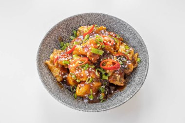 Sebzeli ve biberli patlamış mısır gri arka planda izole edilmiş bir tabakta servis ediliyor.