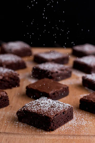 Brownie Surtido Con Chocolate Almendras Aisladas Vista Lateral Mesa Madera — Foto de Stock