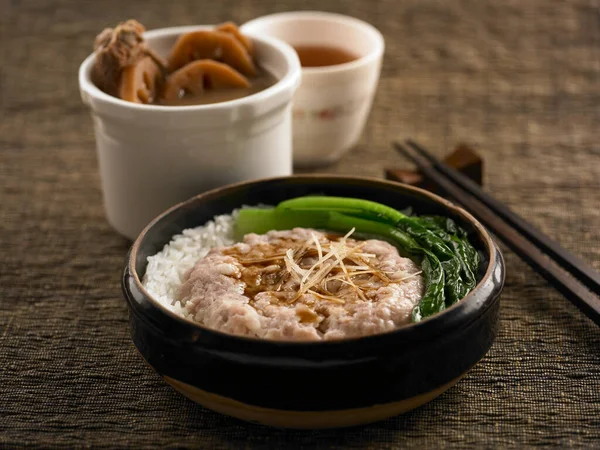 Toprak Kasesi Buharlı Pirinç Elle doğranmış domuz eti.