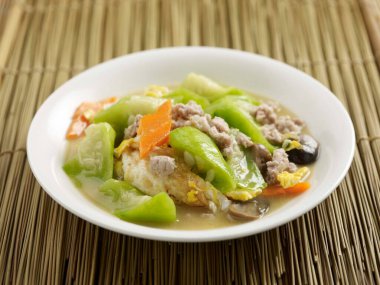 Luffa Egg masa başında izole edilmiş bir tabakta servis edilir.