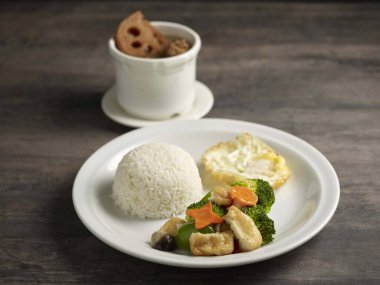 Brokoli, pirinç ve fasülye derisi ile kalın mantarlar masa başında ayrı bir tabakta servis edilir.