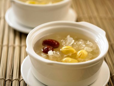 Gingko ile birlikte kar mantarı masa manzarasında izole bir tencerede servis edildi.