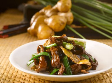 Bahar soğanı ve zencefilli geyik eti, masa başında ayrı bir tabakta servis edilir.