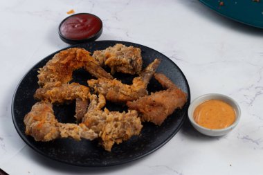 Domates soslu çıtır tavuk kanadı ve aperatifin yan tarafında izole edilmiş mayonez sosu.