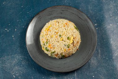 Çin yemeğinin arka planında yalıtılmış yumurta pilavı servis edilir.