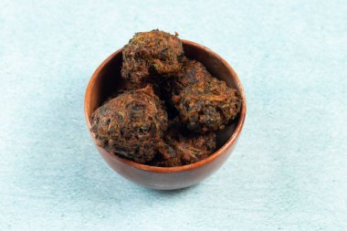 Hint baharatlı sebze pakora veya pakoda tabağın üstünde tek başına servis edilir.