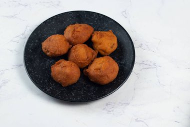 Kızarmış patates pirzolası. Masa manzarasında izole edilmiş bir tabakta servis ediliyor.