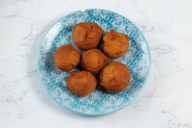 Kızarmış patates pirzolası. Masa manzarasında izole edilmiş bir tabakta servis ediliyor.