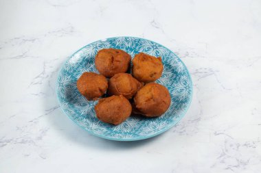 Kızarmış patates pirzolası. Masa manzarasında izole edilmiş bir tabakta servis ediliyor.