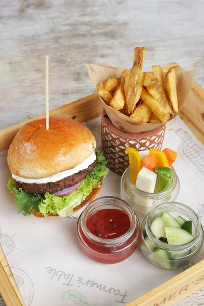 Zelfgemaakte Grilled Plant Based Burger Met Salade Partjes Tomatensaus Geserveerd — Stockfoto