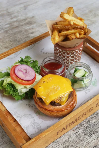Char Grilled Beef Cheese Burger Met Salade Partjes Tomatensaus Geserveerd — Stockfoto