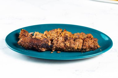 Baharatlı bbq tavuklu sebzeli kebap arka planda izole edilmiş bir tabakta servis edilir.