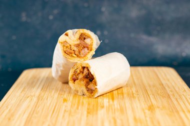 Tavuklu shawarma dürümü ahşap pano tarafında izole edilmiş fast food manzarası