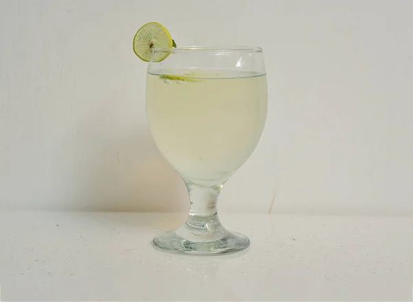 Свежая Известковая Вода Лимонад Пани Ломтиком Лимона Подается Стакане Изолированном — стоковое фото