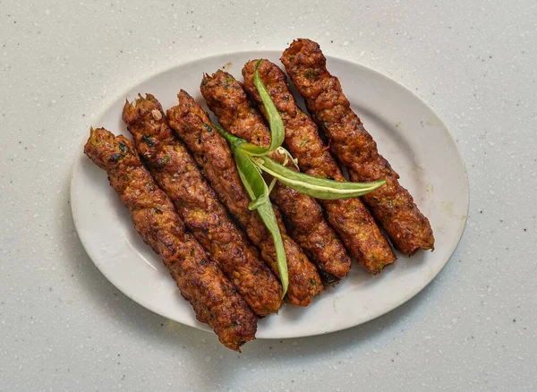 Barbecue Piccante Pollo Seekh Kabab Servito Piatto Isolato Sfondo Grigio — Foto Stock