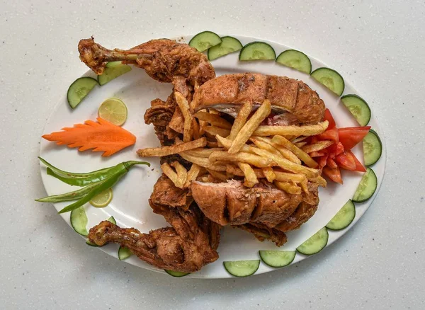 Hühnchen Dampf Deggi Mit Karotten Gurken Scheibe Serviert Einem Gericht — Stockfoto