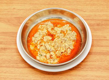 Limon ve zencefil dilimli Maghaz ya da beyin ahşap masa başında Hint yemeği manzaralı bir tabakta servis edilir.