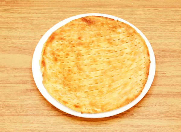 Taftan Sheermal Naan Kulcha Roti Servido Prato Isolado Tabela Madeira — Fotografia de Stock