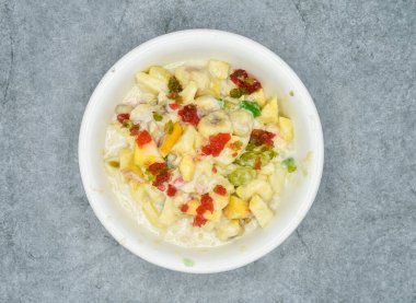 Hindistan ve Pakistan yemeklerinde servis edilen muz, elma anananaslı, hurma ve nar tohumlu kremalı tatlı krema.