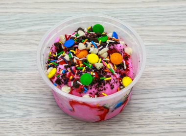 Vanilya parçacıklı çilekli dondurma, çikolata parçacıkları, çikolata parçacıkları ve tek kullanımlık Hindistan ve Pakistanlı tatlıların yanında servis edilen tavşanlar.