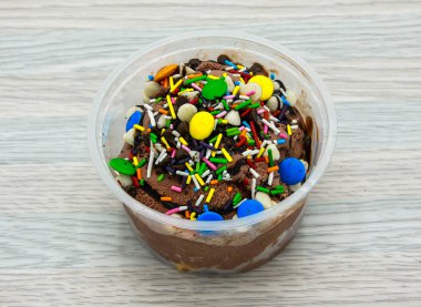 Vanilya parçalı çikolatalı dondurma, çikolata parçacıkları, çikolata parçacıkları ve tek kullanımlık Hindistan ve Pakistanlı tatlıların yanında servis edilen tavşanlar.