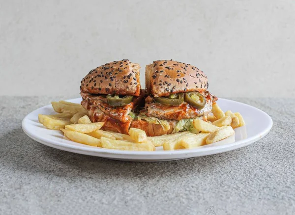 Kip Jalapeno Hamburger Met Frietjes Geserveerd Een Schotel Geïsoleerd Grijze — Stockfoto