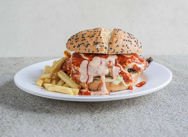 Sappige Kip Epische Hamburger Geserveerd Een Schotel Geïsoleerd Grijze Achtergrond — Stockfoto