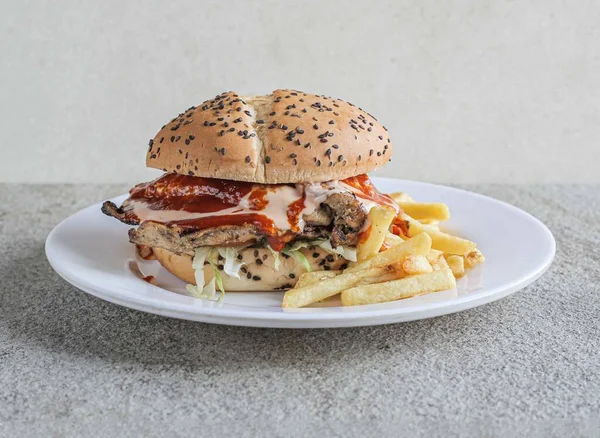 Lekker Gegrilde Kip Hamburger Met Kaas Frietjes Geserveerd Een Schotel — Stockfoto