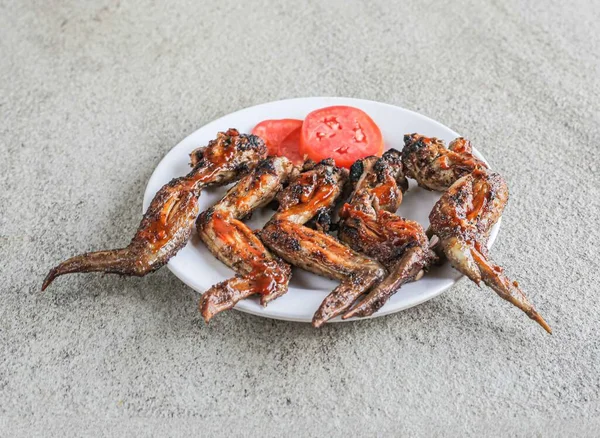 Velocità Pollo Peperoncino Ali Con Servito Piatto Isolato Sfondo Grigio — Foto Stock