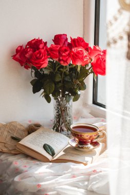 Bahar sıcacık. Bir fincan çay ve güzel bir kitap..