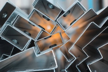 Bir grupta çinko kaplanmış çelik levha metal profilleri