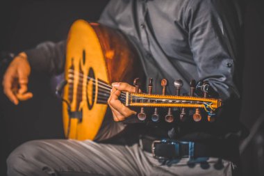 Konser sırasında geleneksel Türkçe çalan müzisyenin tonlu görüntüsü