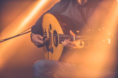 Konser sırasında geleneksel Türkçe çalan müzisyenin tonlu görüntüsü
