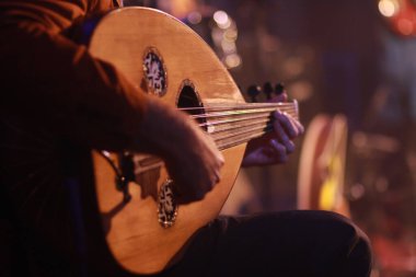 Oud Enstrümanı Üzerine Bir Müzisyen Notası