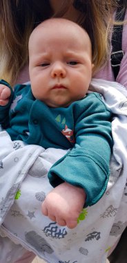 Çok sert bakışlı küçük çocuk.