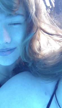 Genç kızların sualtı fotoğraf çekimi