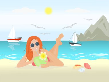 Kokteyl içen bir kız plajda güneşleniyor denizin, yatların ve yaz güneşinin arka planında.