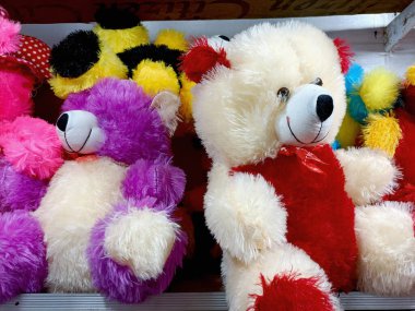 Oyuncak dükkanında satılık renkli oyuncak oyuncak.