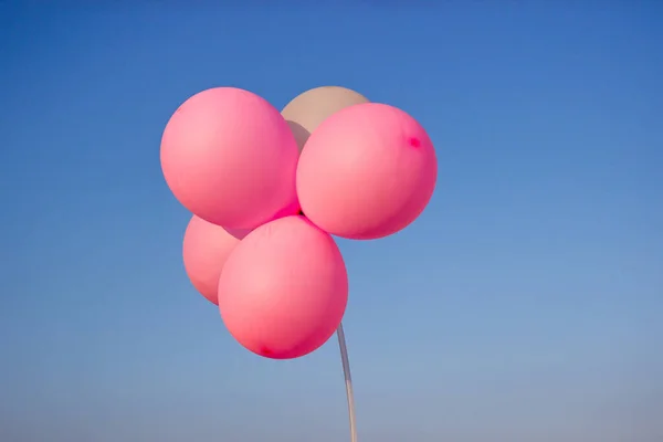 Gökyüzünde uçan pembe balonlar arka plan, duvar kağıdı, mutluluk, pozitiflik olarak kullanılır.