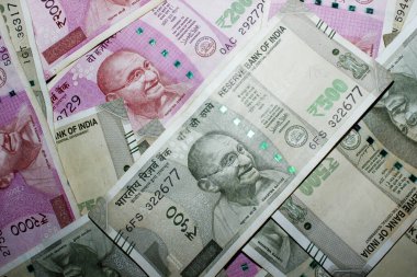 Yepyeni Hindistan 2000 rupi ve 500 rupi para birimlerinin arka plandaki görüntüsünü kapatın..