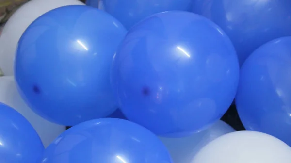 Partide Mavi ve Beyaz Balonlar dekorasyonu