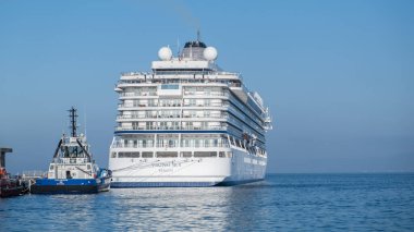 Hindi limanında gemi turu. İzmir 'deki Viking yolcu gemisi. Mavi gökyüzü ve deniz. Gemiyle seyahat, gemiyle dünyayı dolaşmak.