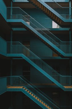Strijp-S Kenmerkt Zich kapı gedurfde Industrile Gebouwen. Het binnenhof is volledig blauw gekleurd en heeft daarmee een geheel eigen karakter. Hier bevinden zich de galerijen toegangen tot de woningen en stijgt en stijgt en waterval trap omhoog.