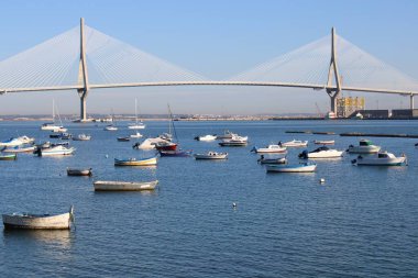 Puente  y barcas descansan del trabajo