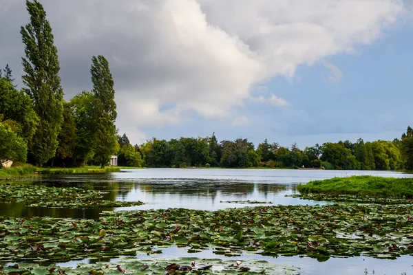 Woerlitzer Park Błękitne Niebo Jezioro Wczesną Jesienią — Zdjęcie stockowe