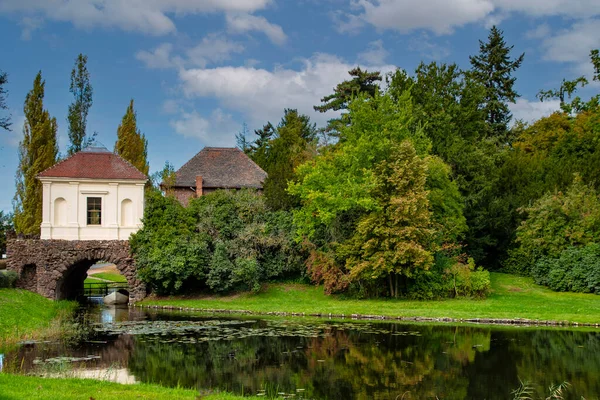 Woerlitzer Park Świątynia Czerwonego Panteonu Wczesną Jesienią — Zdjęcie stockowe