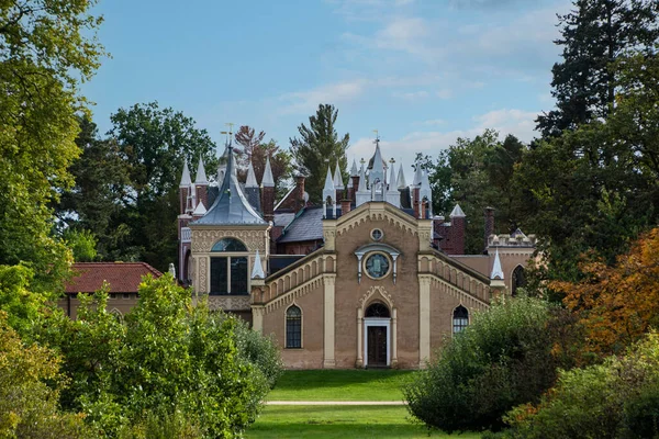 Woerlitzer Park Dom Gotycki Wiosną Ogrodem Przed Domem — Zdjęcie stockowe