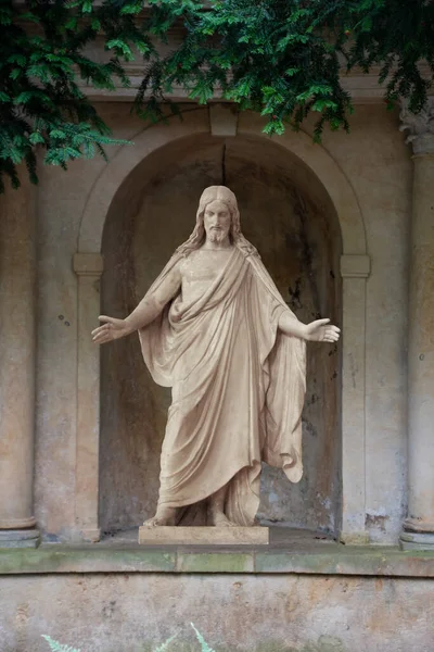 Jezus Christus Standbeeld Een Oud Graf Een Begraafplaats — Stockfoto